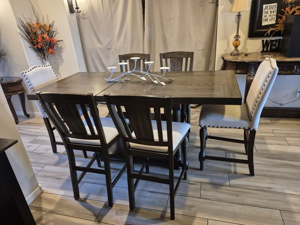 Beautiful High Table W/6 Bar Stools All In Good Condition