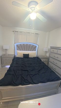 Beautiful queen bedroom set for sale!