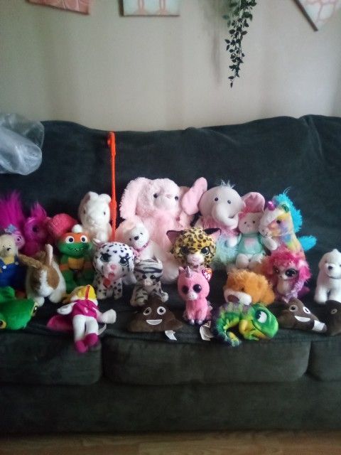 Lot Of Stuffed Animals . 