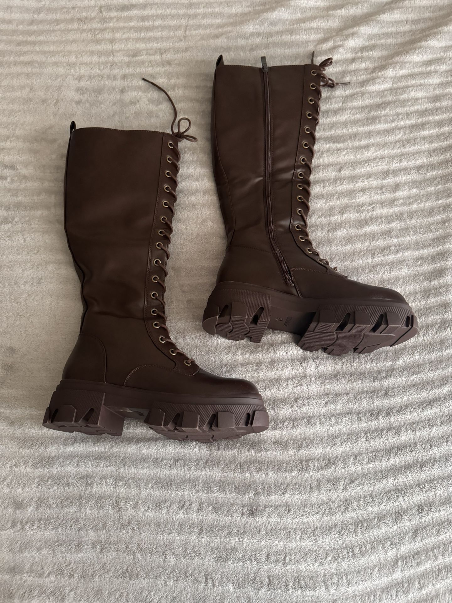 Women’s boots size 6 1/2 brand new