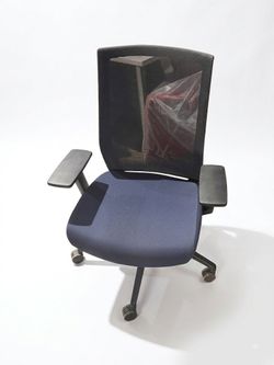 AMQ Mid-Back Task Chair – $250 📦 Florida