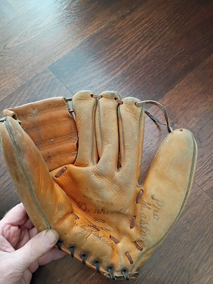 Vintage Bobby Richardson Baseball Glove