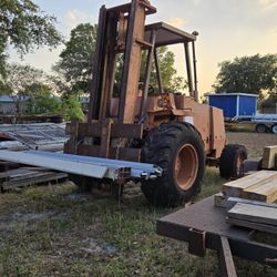 All Terrain Fork Lift Case 585E 4 Well Drive (CURRENTLY  NOT RUNNING)