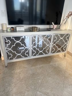 Samsung 65” QLED 4K Smart TV + Mirrored Credenza – Beautiful Set