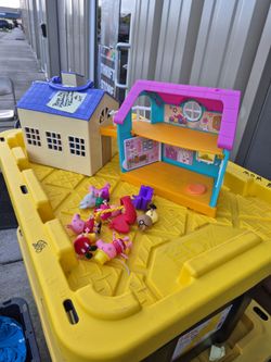 Pepper pig, two houses and some of the characters in furniture