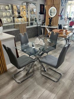 Mesa de comedor con 4 sillas super especial