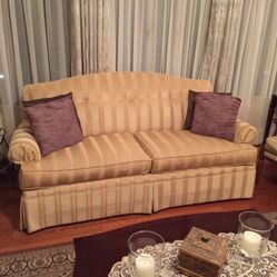 Thomasville Formal Sofa In Very Good Condition