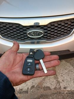 Car Keys And Remotes  / Llaves De Carro Y Controlles