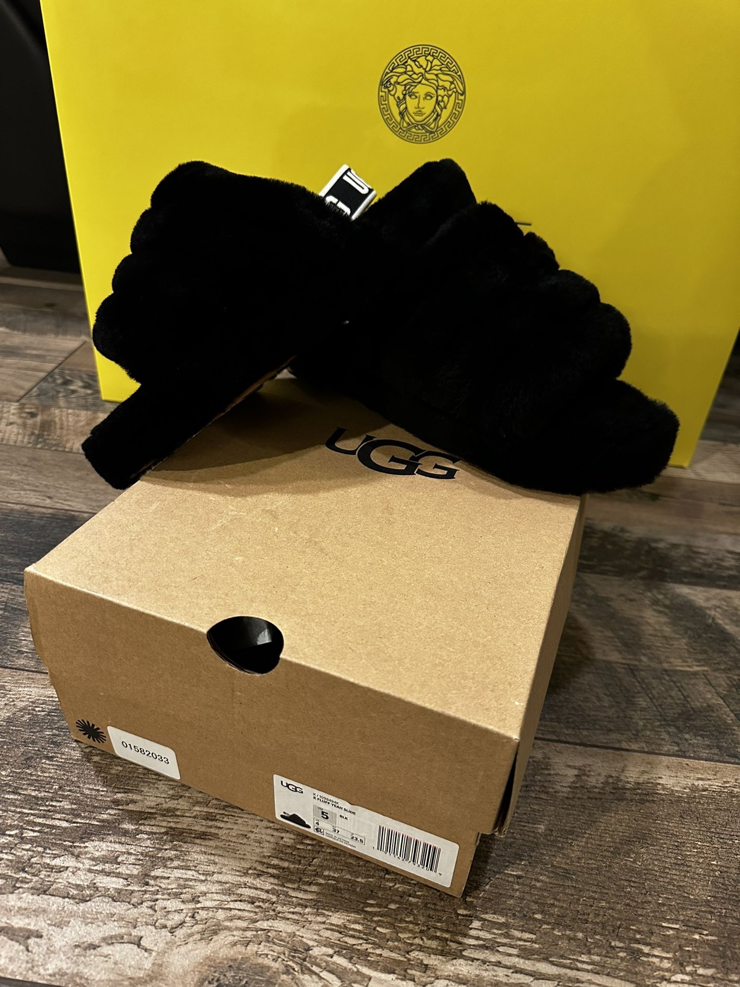 New Ugg Slippers Black Size 5 Big Kids