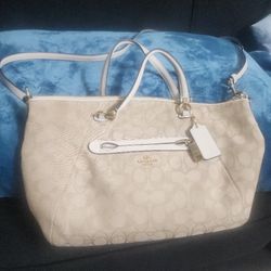 LIGHT BEIGE COACH SIGNATURE HANDBAG