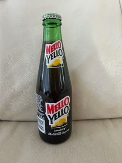 Vintage 1970s/1980s Mello Yello Green Glass Soda Bottle 8 oz With Original Cap