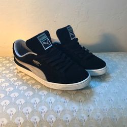 Classic Pumas black and white