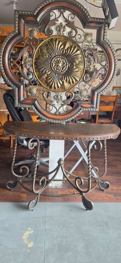 Traditional home decor entry table and wall decor