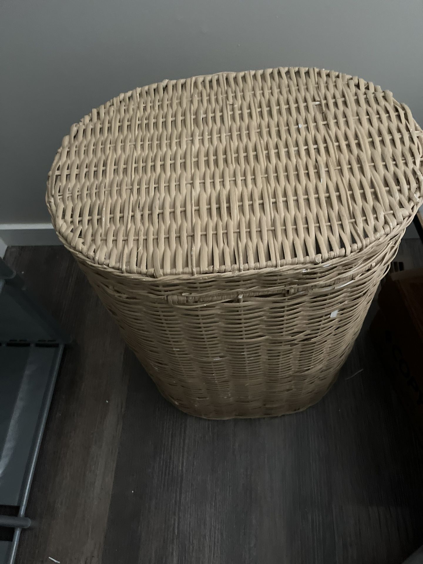 Laundry hamper