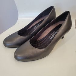 Size 7 Brown Pumps