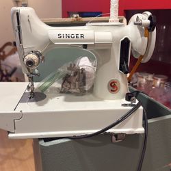 Vintage Singer Sewing Machine – With Case & Buttonholer