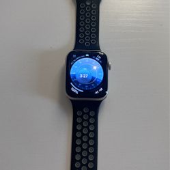 Apple Watch SE with Original Strap - Excellent Condition 