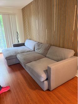 SOFÁ SECCIONAL GRANDE LIVING SPACES 139” GRIS – ¡RECOGER HOY MISMO O MAÑANA TEMPRANO