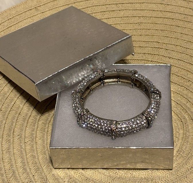 New, Crystals And rhinestones Very Elegant And Sparkly Bracelet, Photos Just Don't Show The Shine!