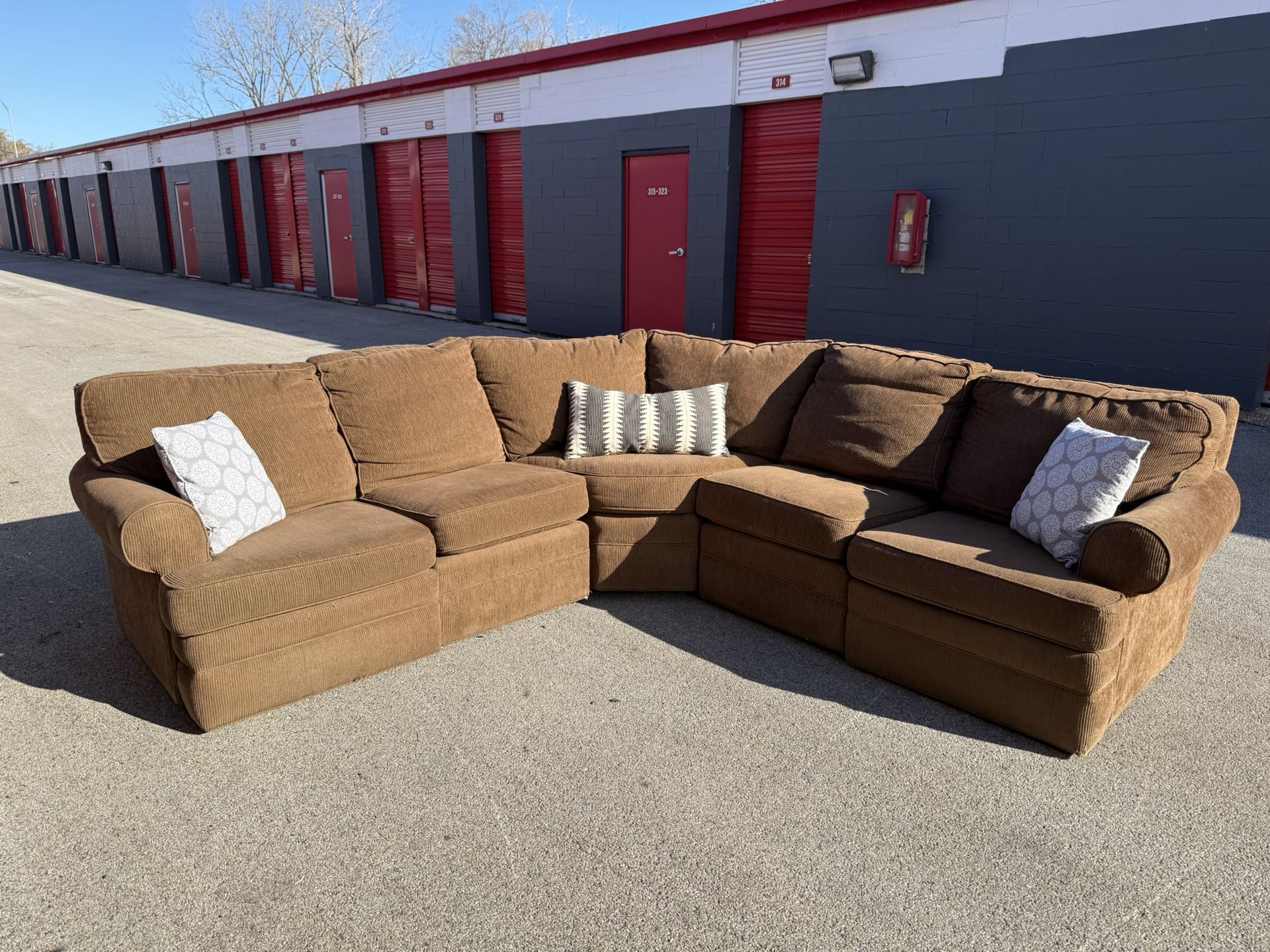 Walter E. Smithe Brown Sectional w/ Dual Recliners - Free Curbside Delivery