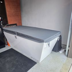 Plung/ Cold Plung Tub with Chiller, like new only used a hand full of times. Comes with top. In perfect working and cosmetic conditions