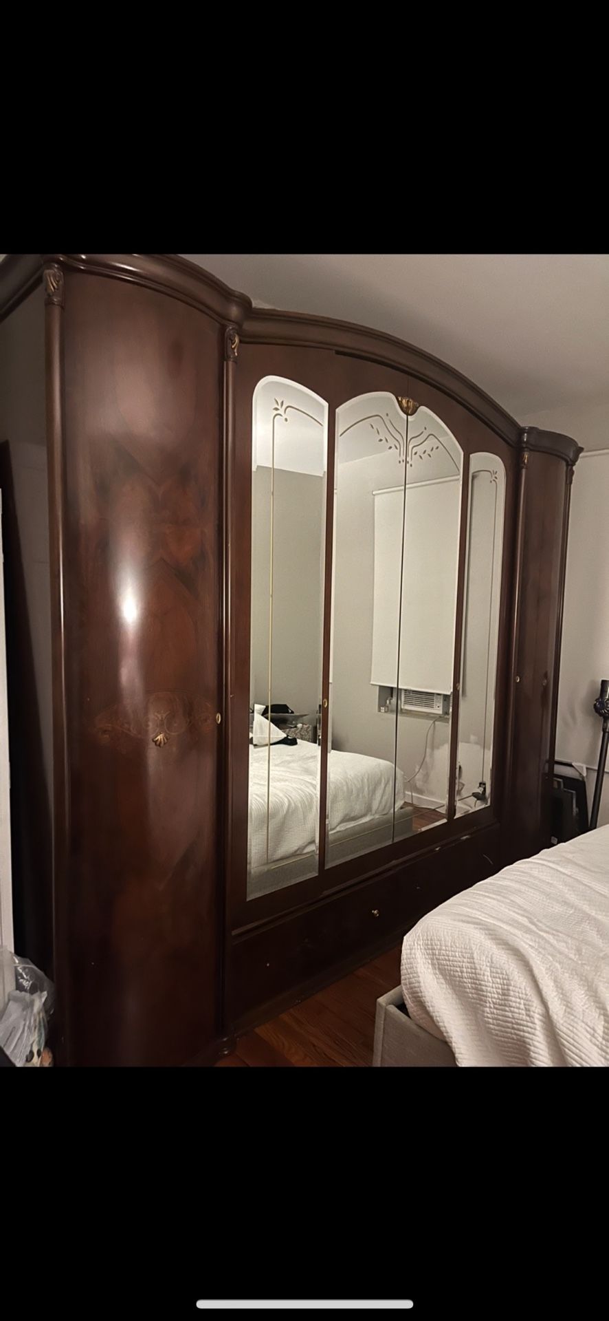 Wooden dresser With Lock And Keys