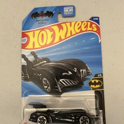 Hot Wheels Batman & Robyn Batmobile 