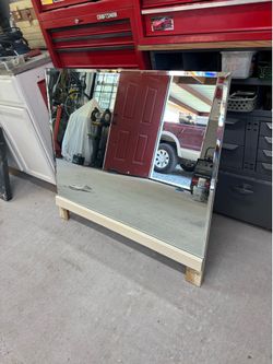 Mirror can be removed from frame
