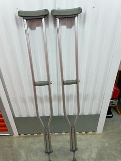 Pair of aluminum metal guardian crutches 5‘10“ to 6‘6“ adjustable Pair of aluminum metal guardian crutches 5’10” to 6’6”