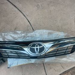 Toyota Camry XLE Grille Assembly 2012 - 2014 With Emblem 