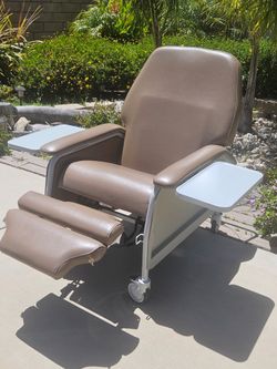 PREMIUM CONDITION Massage & Heat Recliner by Lumex