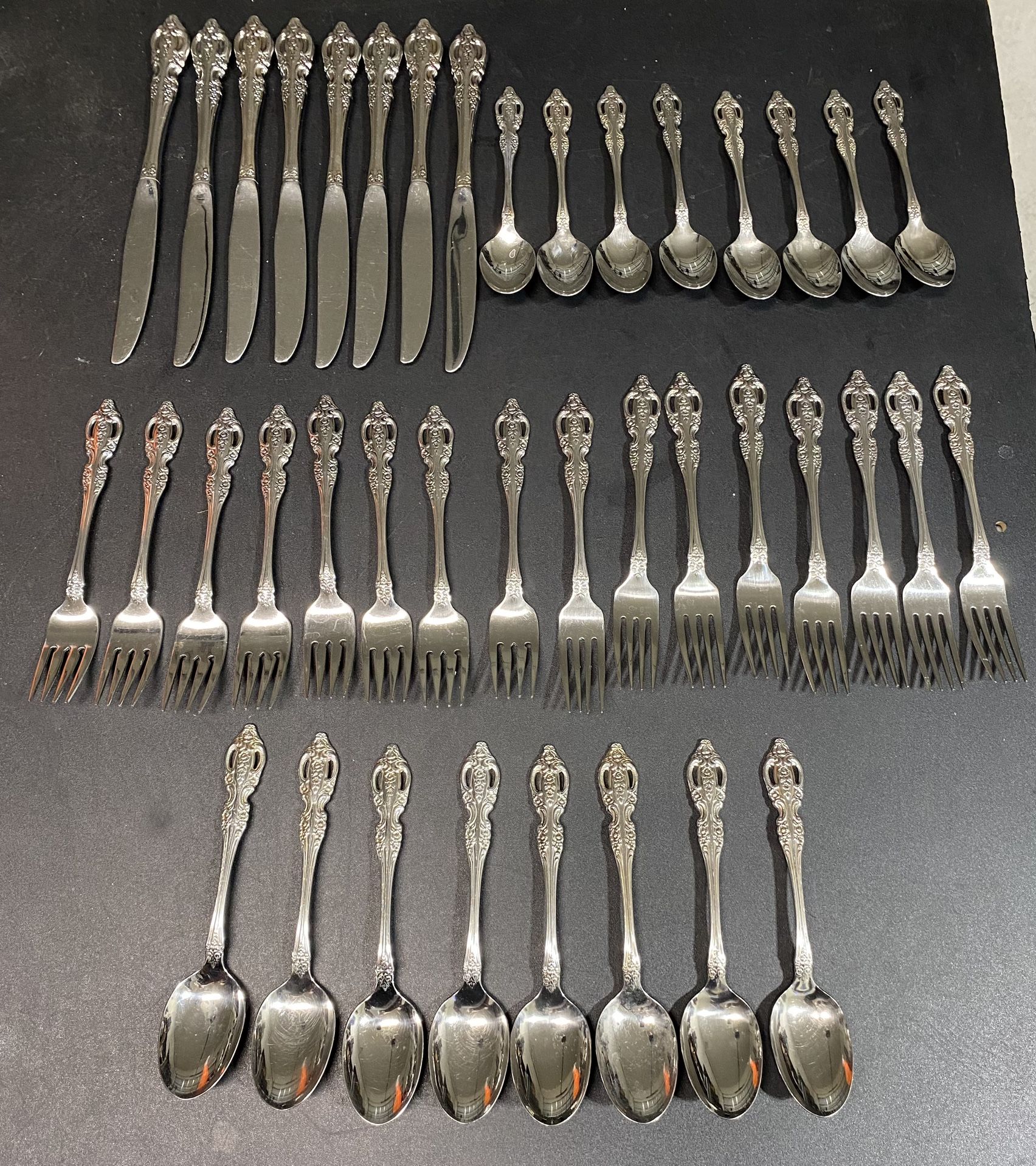 Oneida SSS USA RENOIR PEMBROOKE Stainless Silverware 40 Piece Set Discontinued. Used but in good condition, this set contains eight 5 pc place settin