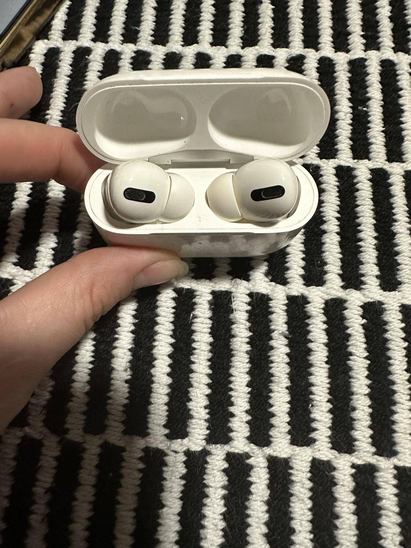 Apple AirPods Pro Wireless Headphones with Charging Case a2190 emc 3326
