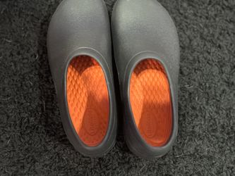 Woman’s Crocs Size 8