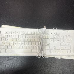 White Wired Keyboard With Numbers Pad