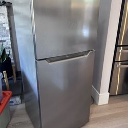 Insignia Refrigerator 