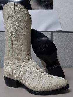 Bota vaquera grabada