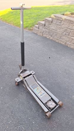 Floor car jack, low profile, heavy duty 2 ton. excellent condition