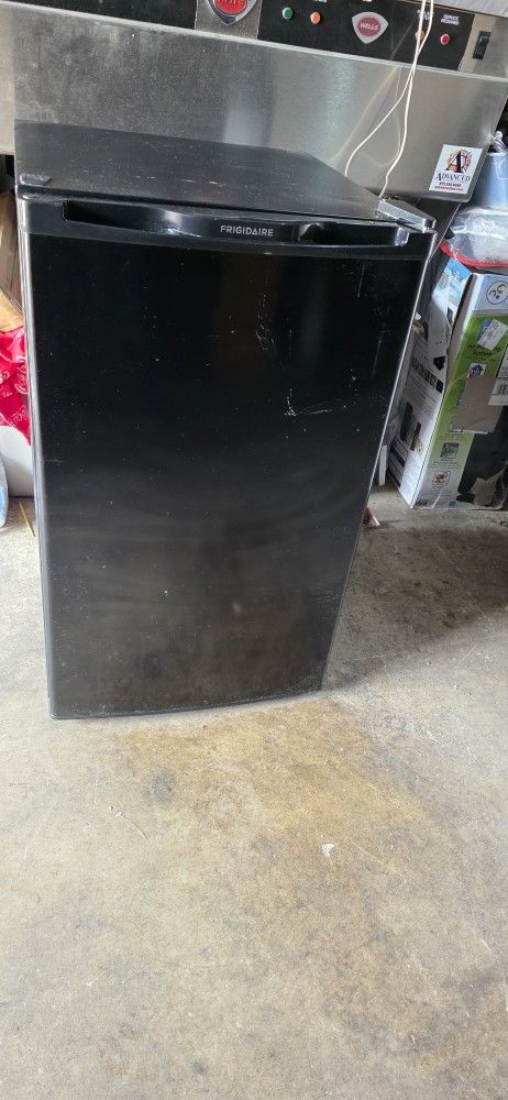 FRIGIDAIRE MINI FRIDGE