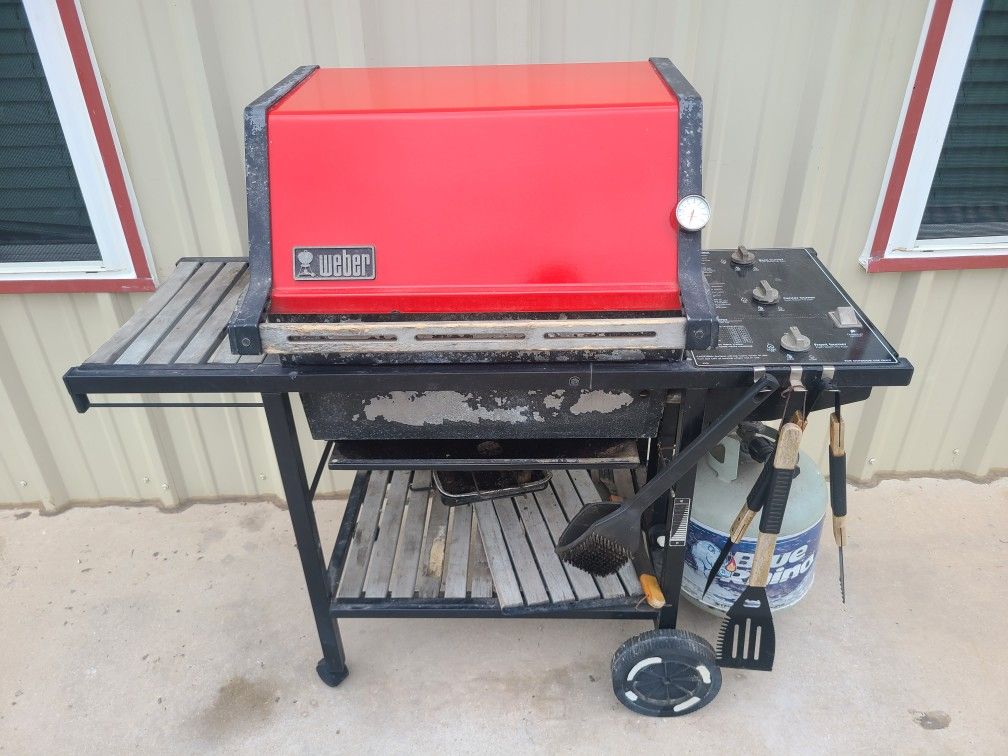 Throwback Red Weber Grill with propane and new Cover