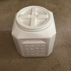 Pet Food Container, Plastic Gamma Lid 25 Pounds