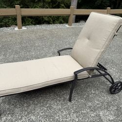 Agio Park Gate Outdoor Rolling Chaise Lounge Chair with Cushion nearly new Patio Furniture 