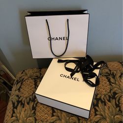 Chanel Box &sm Shop Bags/w https://offerup.com/redirect/?o=UmliYm9uLk5ldw==