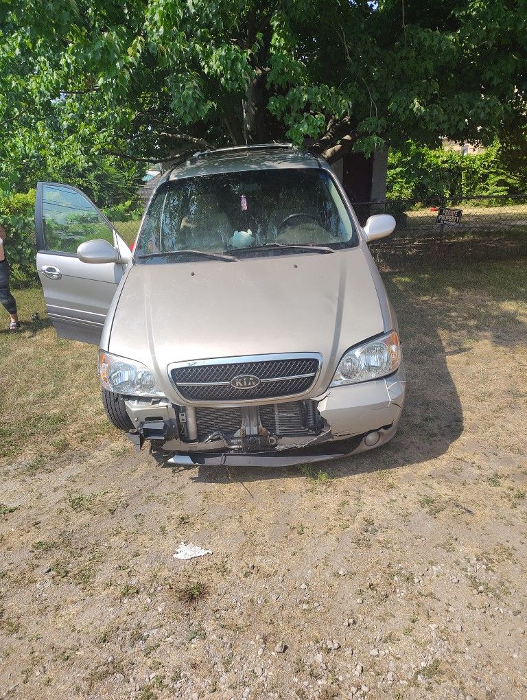 I Have A 2005 Kia Sedona Minivan For Sale 3000 Or Best Offer