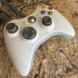Microsoft Xbox 360 wired controller in white