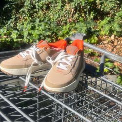 Jordan’s orange size 6 in youth