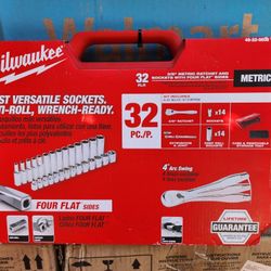 Milwaukee 32pc 3/8 in. Drive Metric Ratchet & Socket Mechanics Tool Set (32-Piece, New, Firm, Fijo, NADA MENOS)