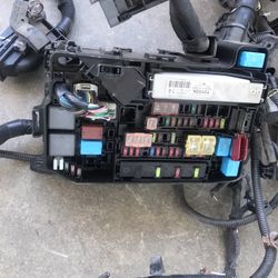 FUSE BOX AND HARNESS 2010-2015 TOYOTA PRIUS REGULAR ENGINE 1.8.