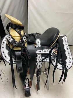 Montura charra de cuero con cantinas desmontables
