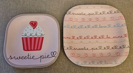 Set of 4 Small and 4 Large melamine plates.